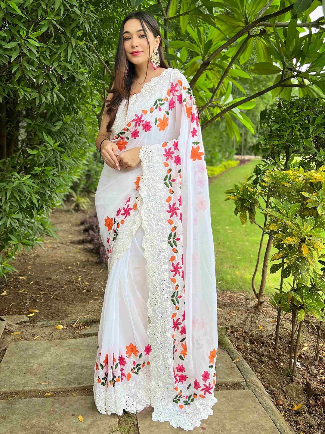 

DEVATITHI Floral Embroidered Poly Georgette Saree, White