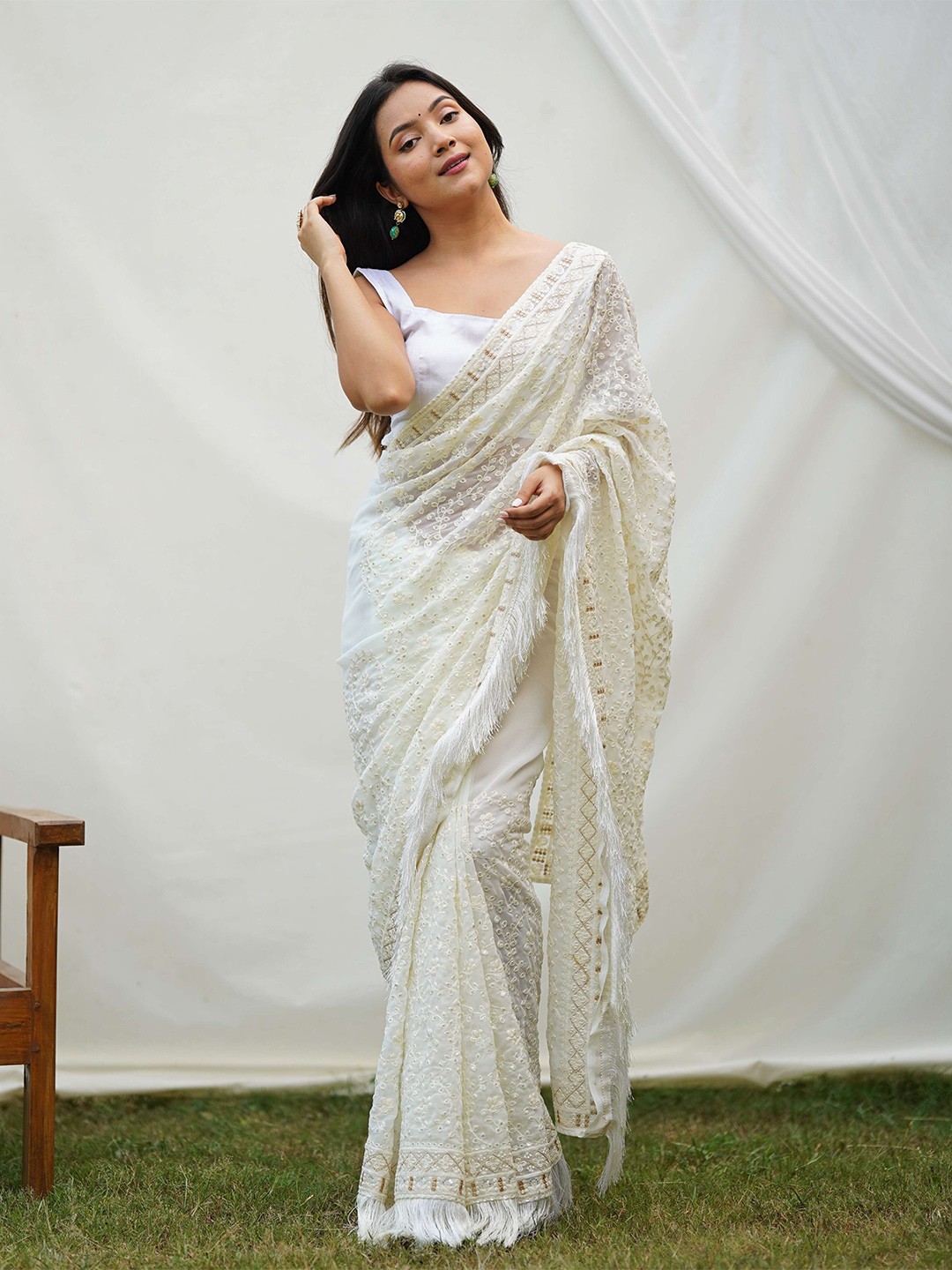 

DEVATITHI Floral Sequinned Poly Georgette Saree, Off white