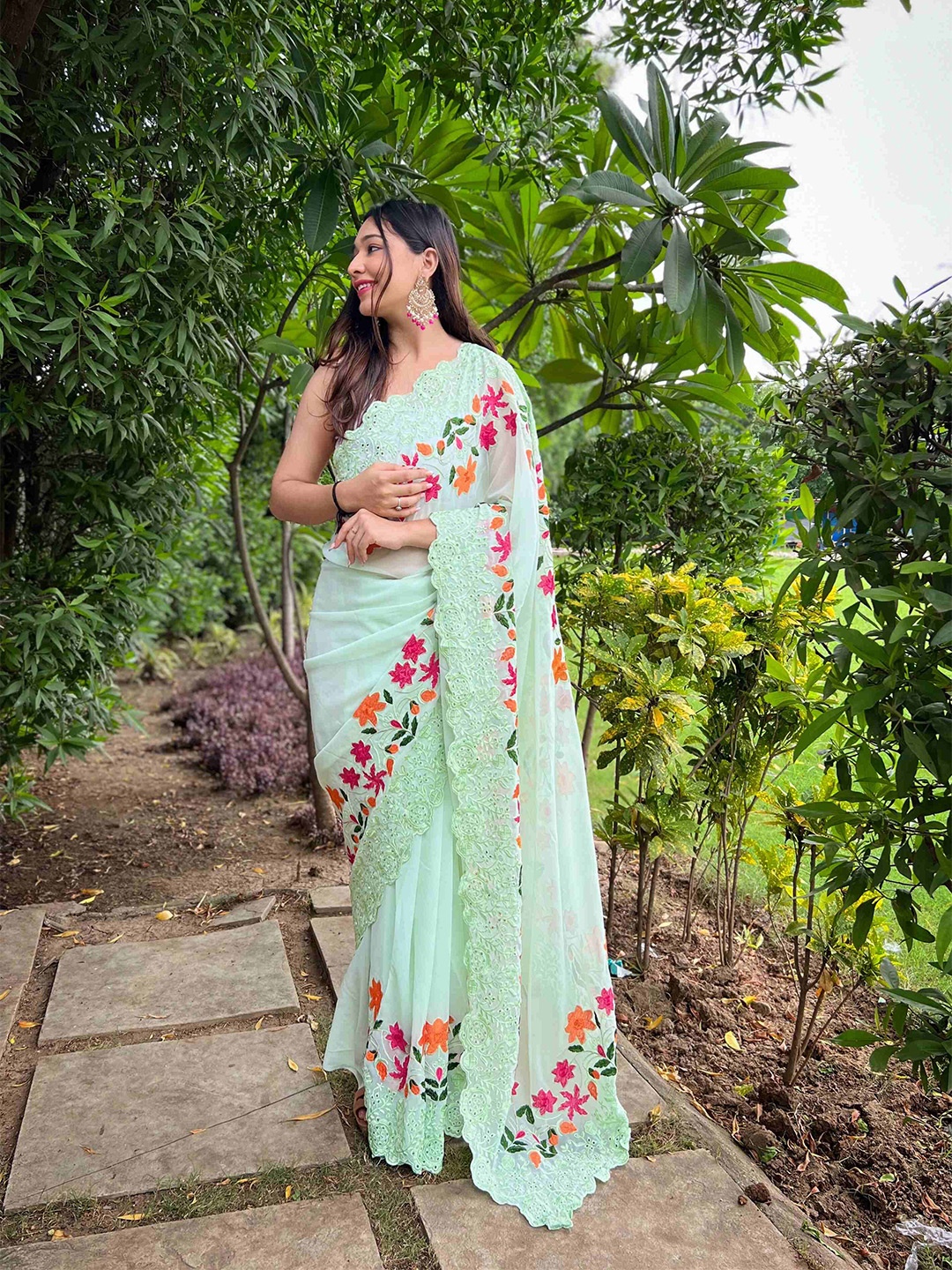 

DEVATITHI Floral Poly Georgette Saree, Green