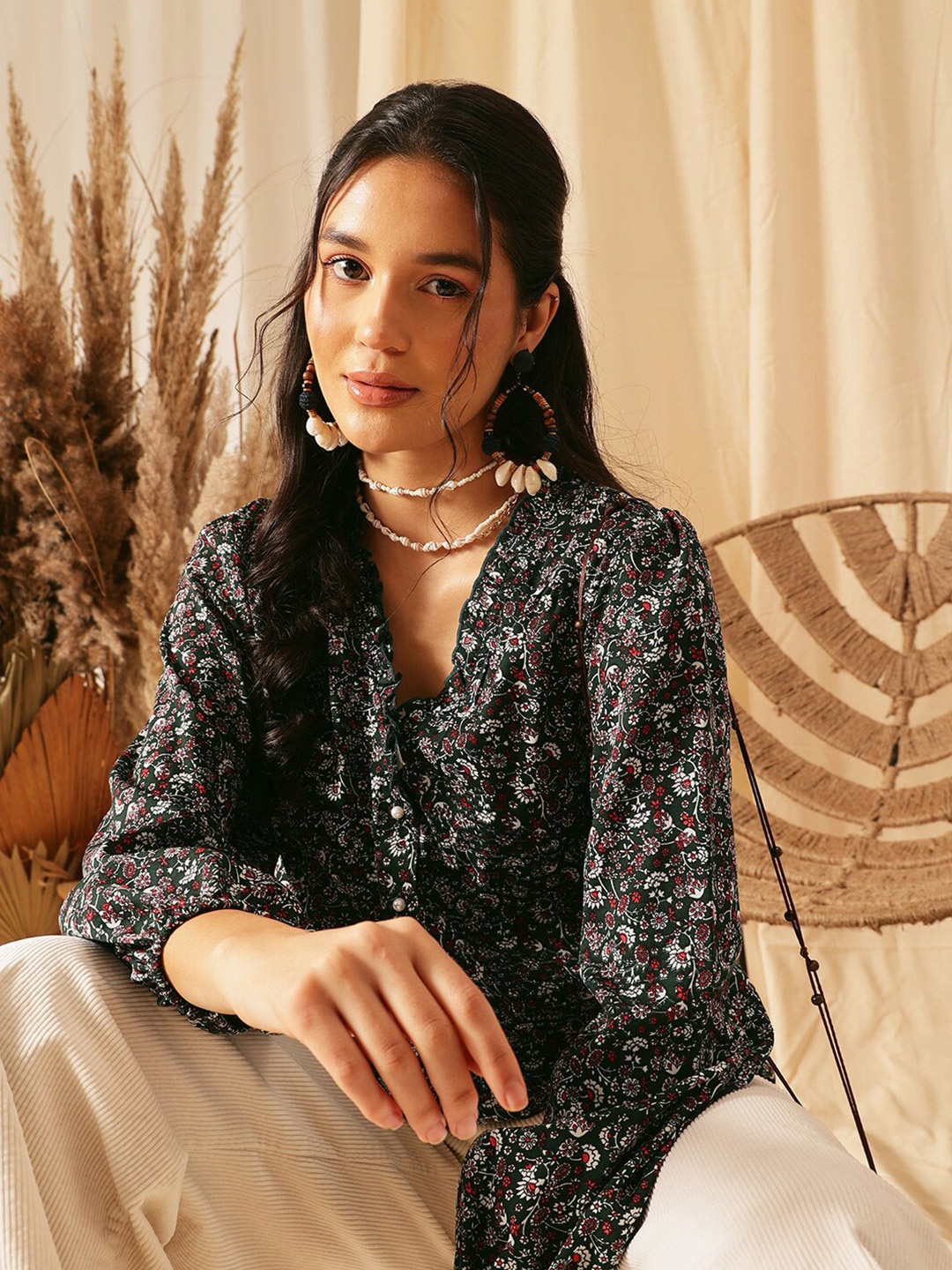 

QUIERO Black & White Floral Printed V-Neck Puff Sleeves Ruffles Regular Top