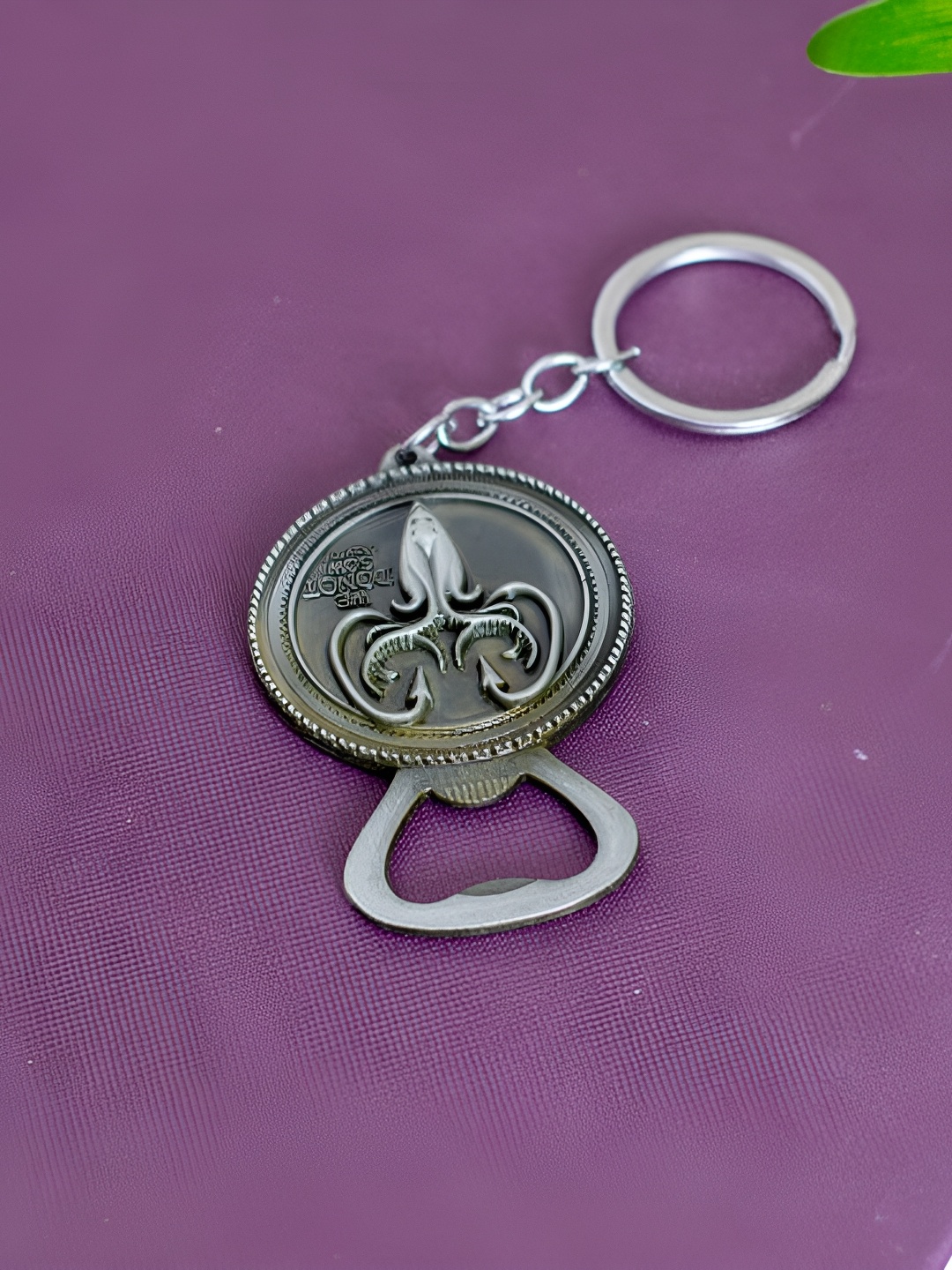 

THEDECORKART Textured Metal House of Greyjoy Key Chain, Grey