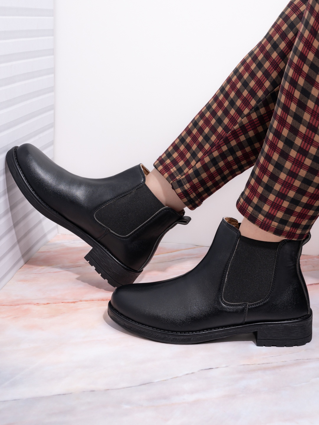 

The Roadster Lifestyle Co. Women Mid-Top Chelsea Boots, Black