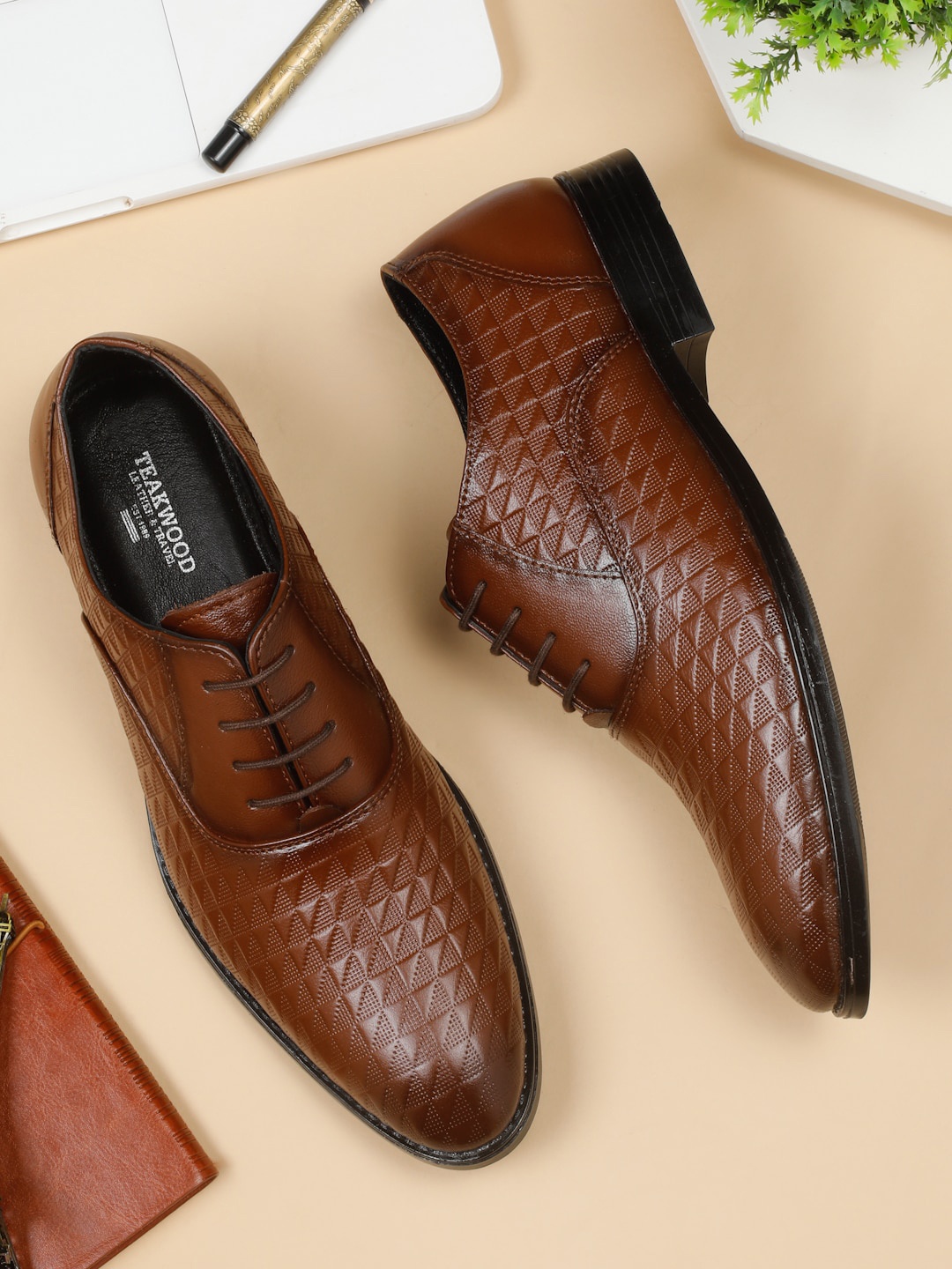 Teakwood Leathers Men Textured Formal Oxfords, Brown