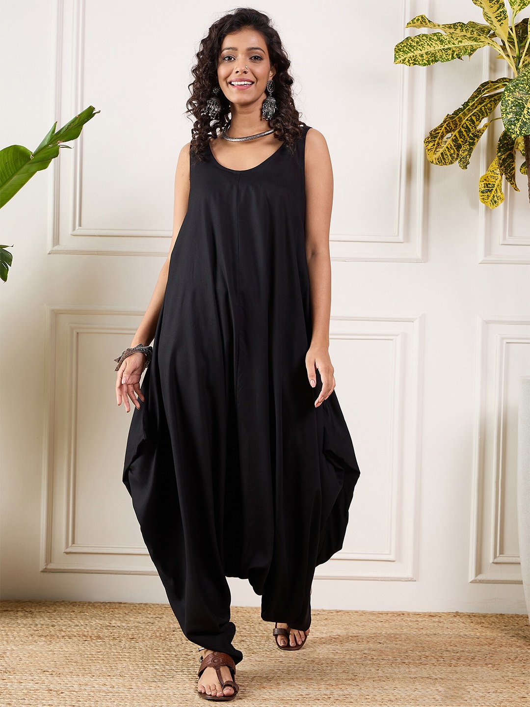 

InWeave Round Neck Basic Jumpsuit, Black
