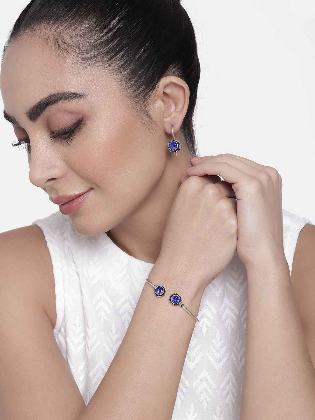 

AITIHYA Women Silver-Plated Stones-Studded Oxidised Bracelet & Earrings Jewellery Set, Blue