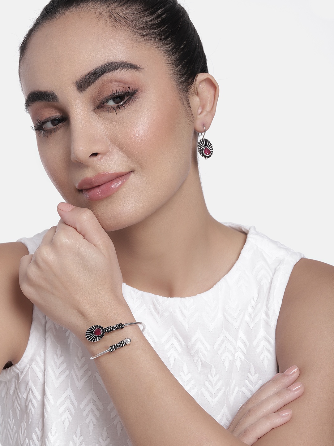 

AITIHYA Women Silver-Plated Stones-Studded Oxidised Bracelet & Earrings Jewellery Set, Fuchsia