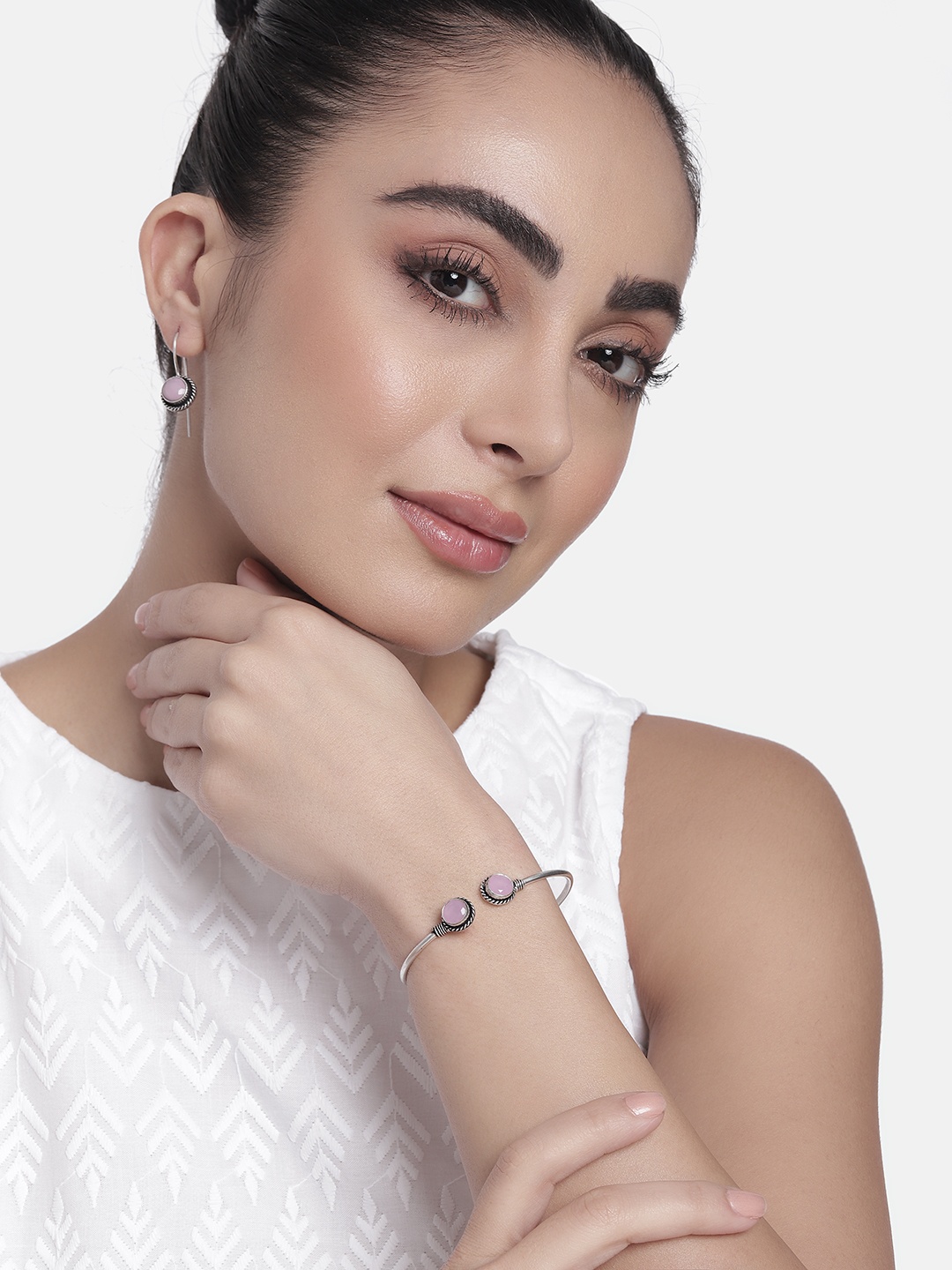 

AITIHYA Women Silver-Plated Stones-Studded Oxidised Bracelet & Earrings Jewellery Set, Pink