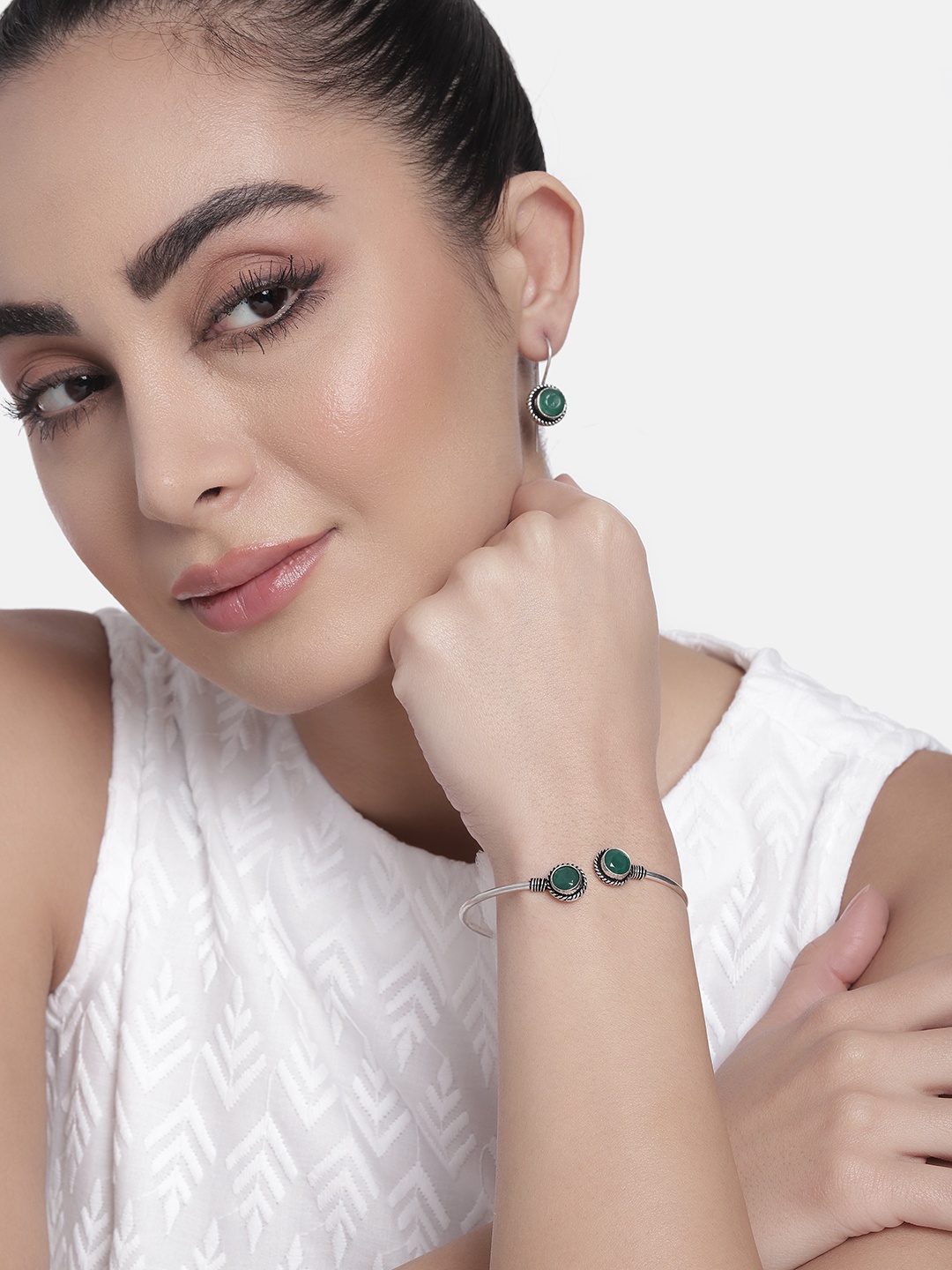 

AITIHYA Women Silver-Plated Stones-Studded Oxidised Bracelet & Earrings Jewellery Set, Green