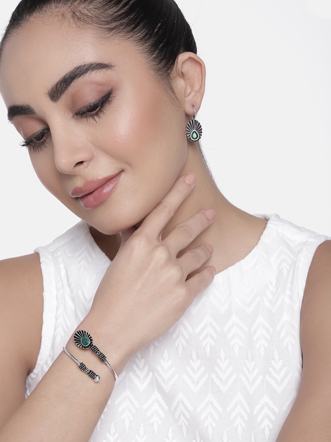

AITIHYA Women Silver-Plated Stones-Studded Oxidised Bracelet & Earrings Jewellery Set, Green