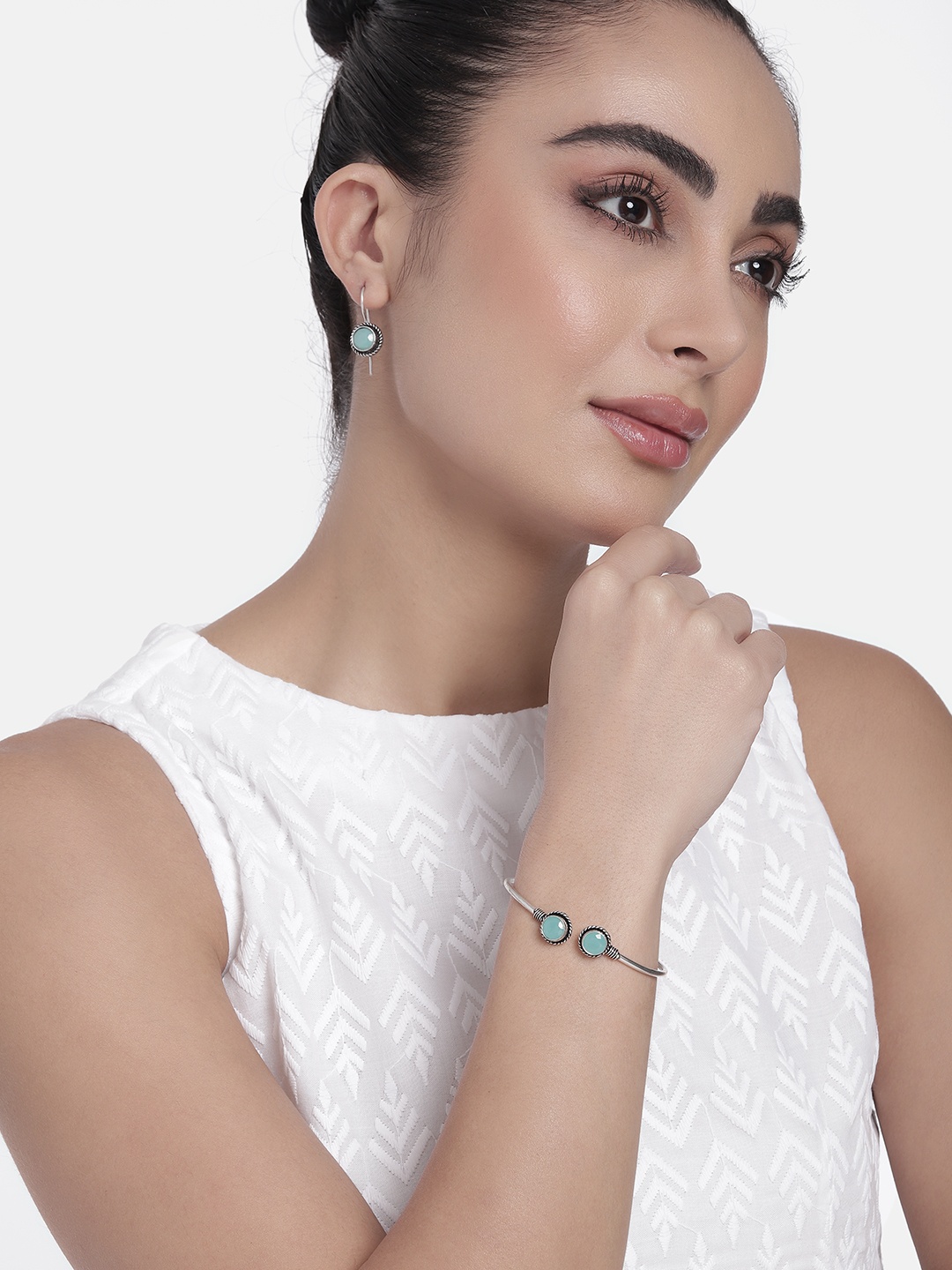 

AITIHYA Women Silver-Plated Stones-Studded Oxidised Bracelet & Earrings Jewellery Set, Blue