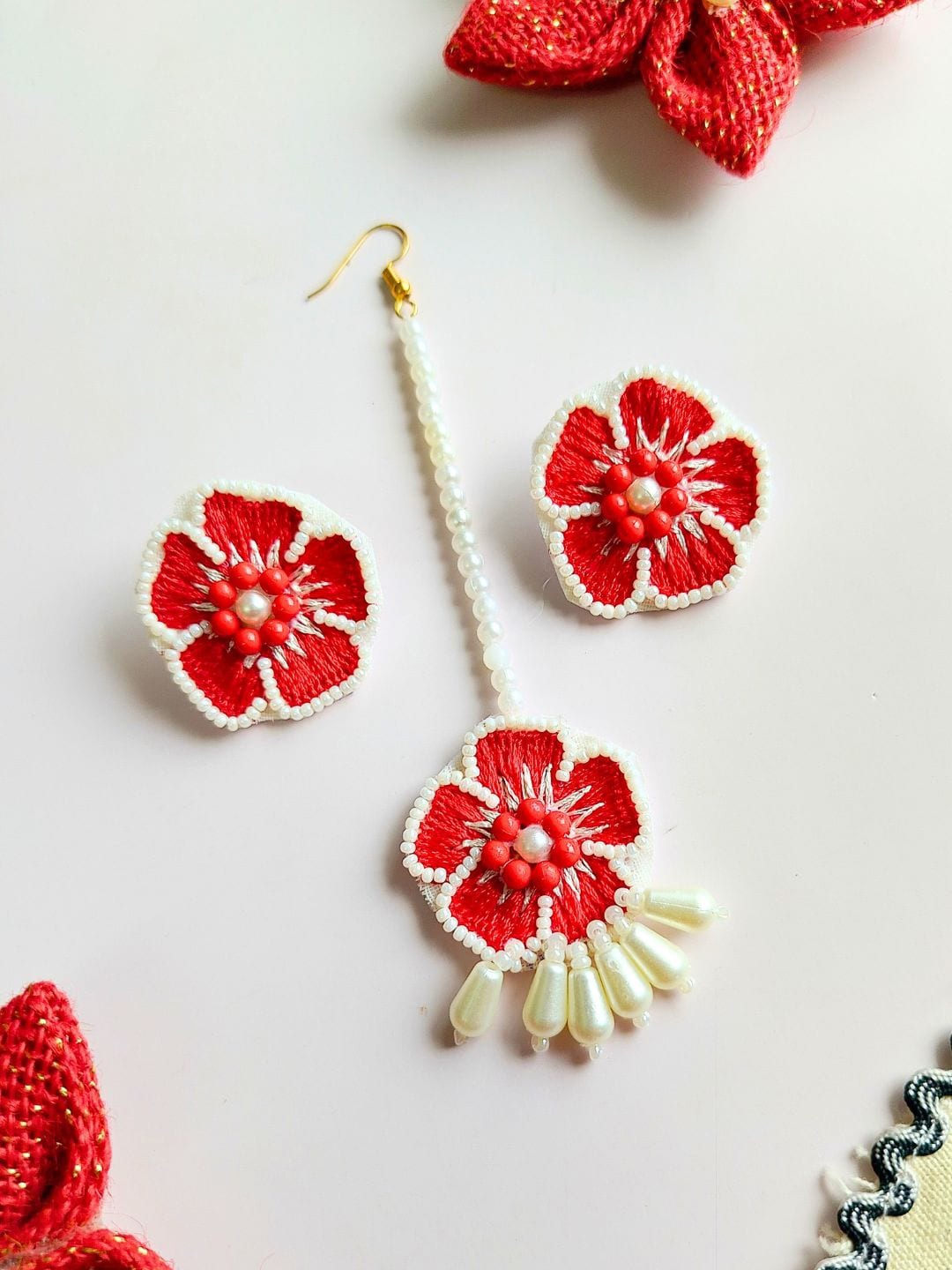 

Sangria Red & White Gold-Plated Beads Beaded Bridal Jewellery Set