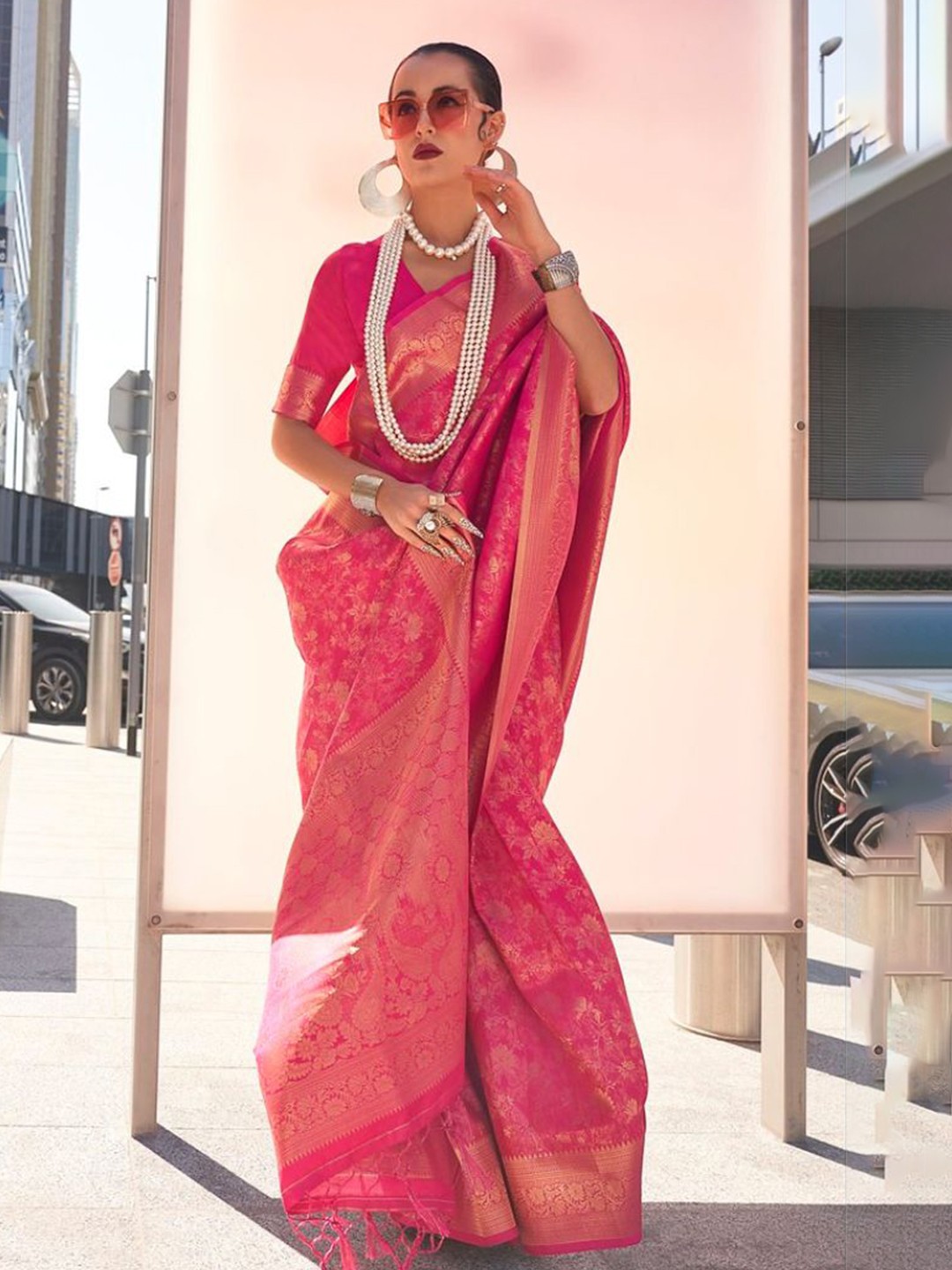 

MySilkLove Floral Zari Silk Blend Banarasi Saree, Pink