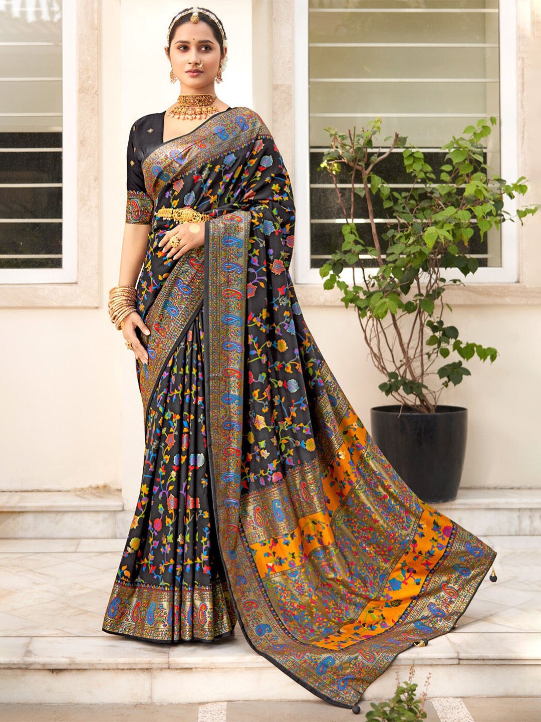 

MySilkLove Floral Zari Silk Blend Banarasi Saree, Black