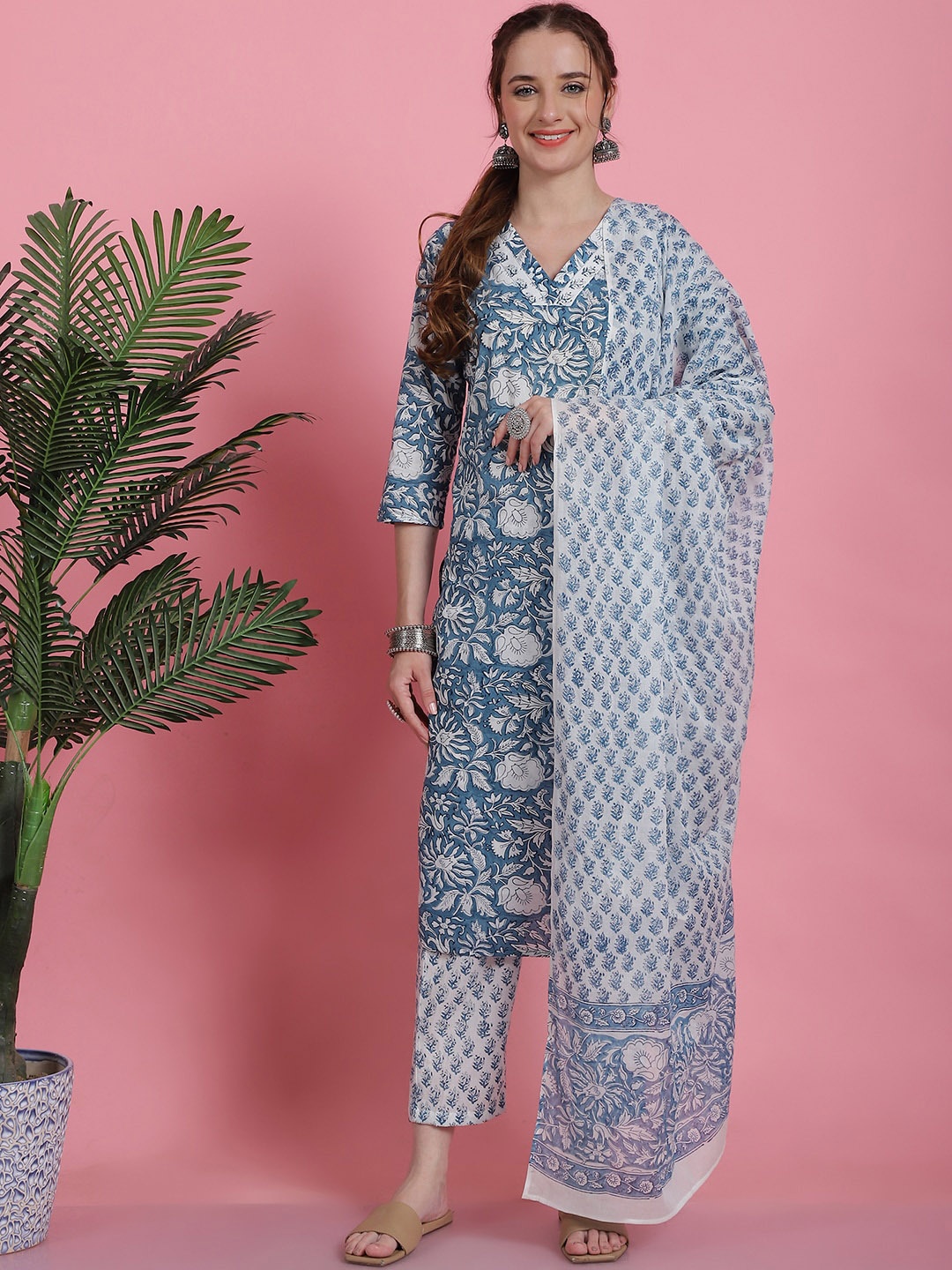 

Prakrti Blue Floral Printed Regular Pure Cotton Straight Kurta with Trousers