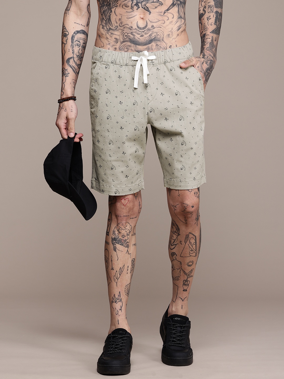 

Roadster Men Conversational Printed Regular Shorts, Grey