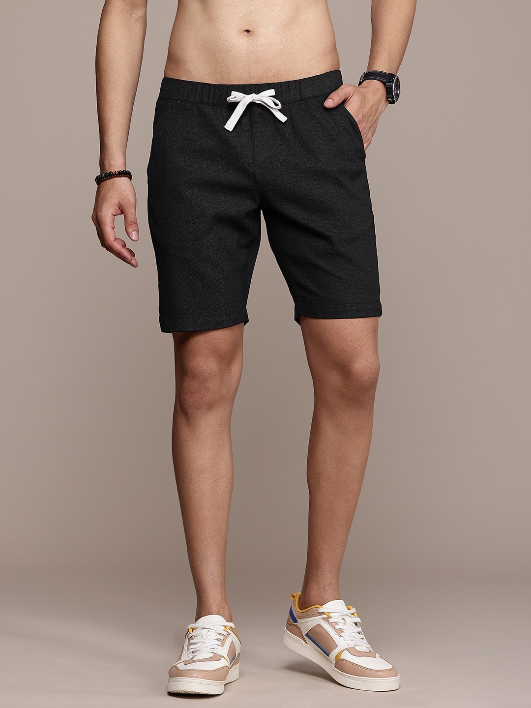 

Roadster Men Solid Regular Shorts, Black