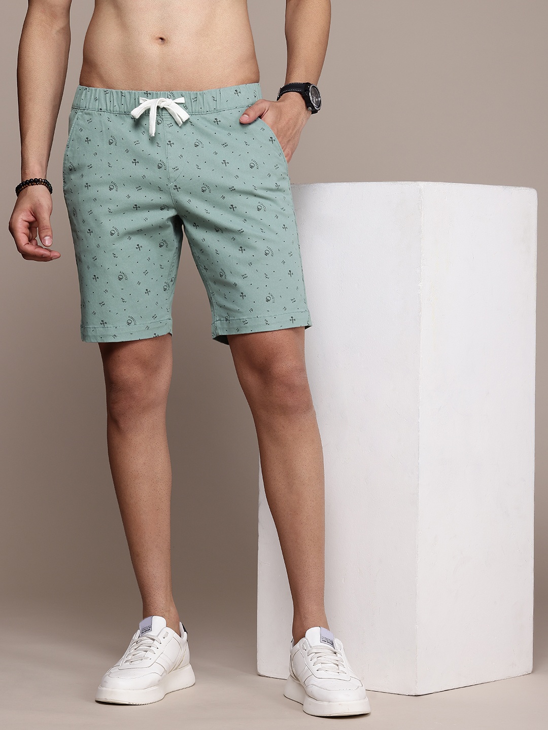 

Roadster Men Conversational Printed Regular Shorts, Sea green