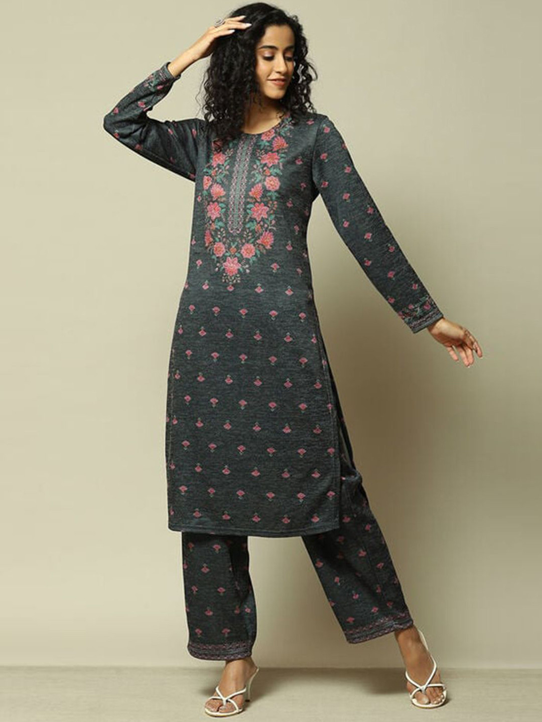 

Rangriti Floral Printed Round Neck Straight Kurta with Trousers, Green