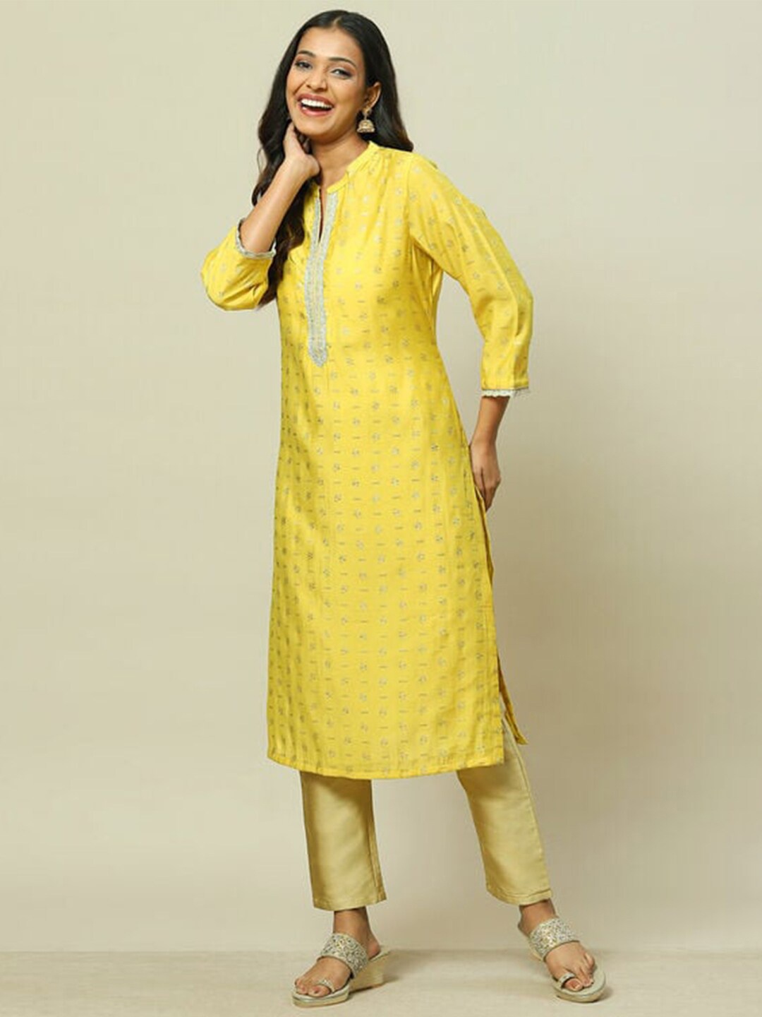 

Rangriti Floral Printed Mandarin Collar Gotta Patti Straight Kurta, Lime green