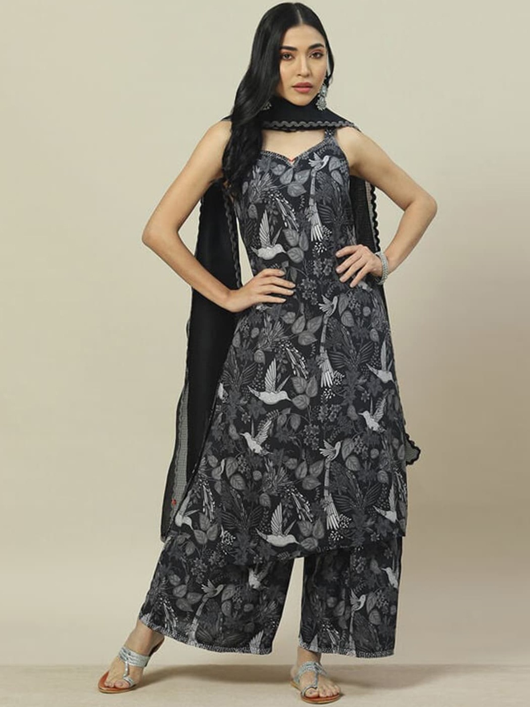 

Rangriti Floral Printed Sweetheart Neck Straight Kurta with Palazzos & Dupatta, Black