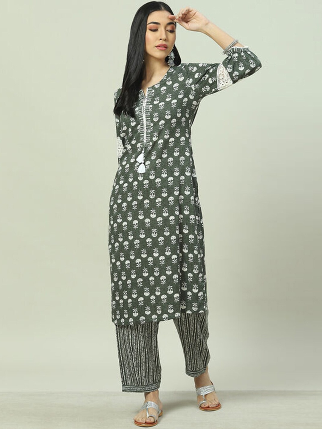 

Rangriti Floral Printed Round Neck Straight Kurta with Palazzos, Olive