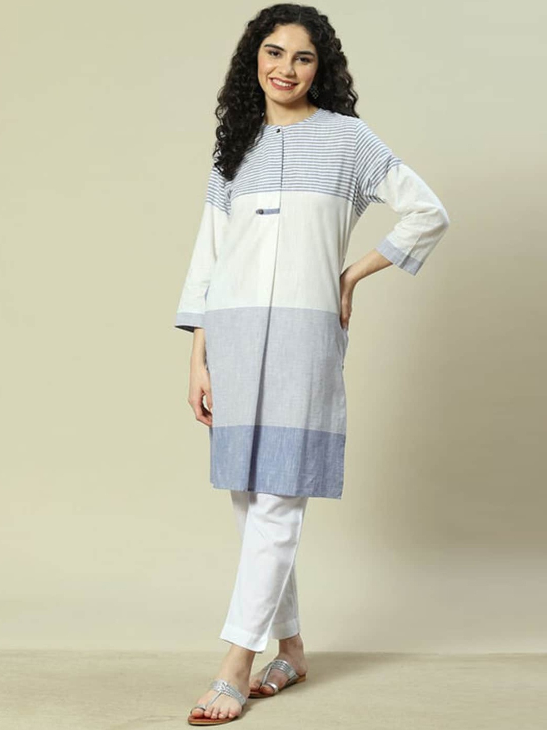 

Rangriti Colourblocked Round Neck Knee Length Straight Kurta, White