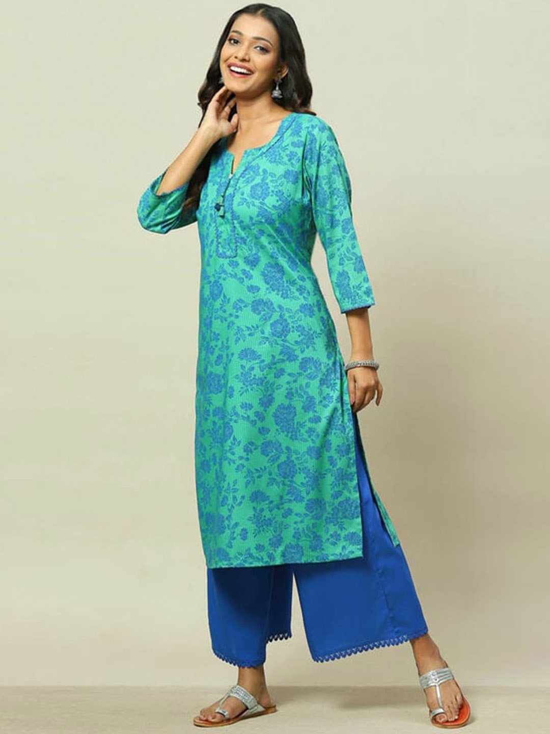 

Rangriti Floral Printed Notched Neck Gotta Patti Straight Kurta, Green