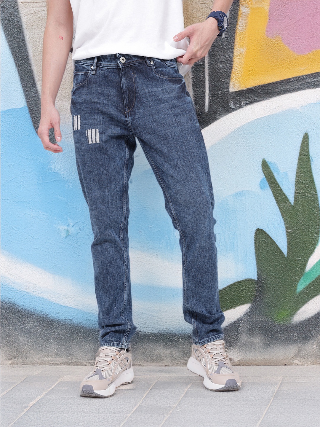 

The Roadster Life Co. Men 90s Redux Slim Tapered Fit Applique Jeans, Blue