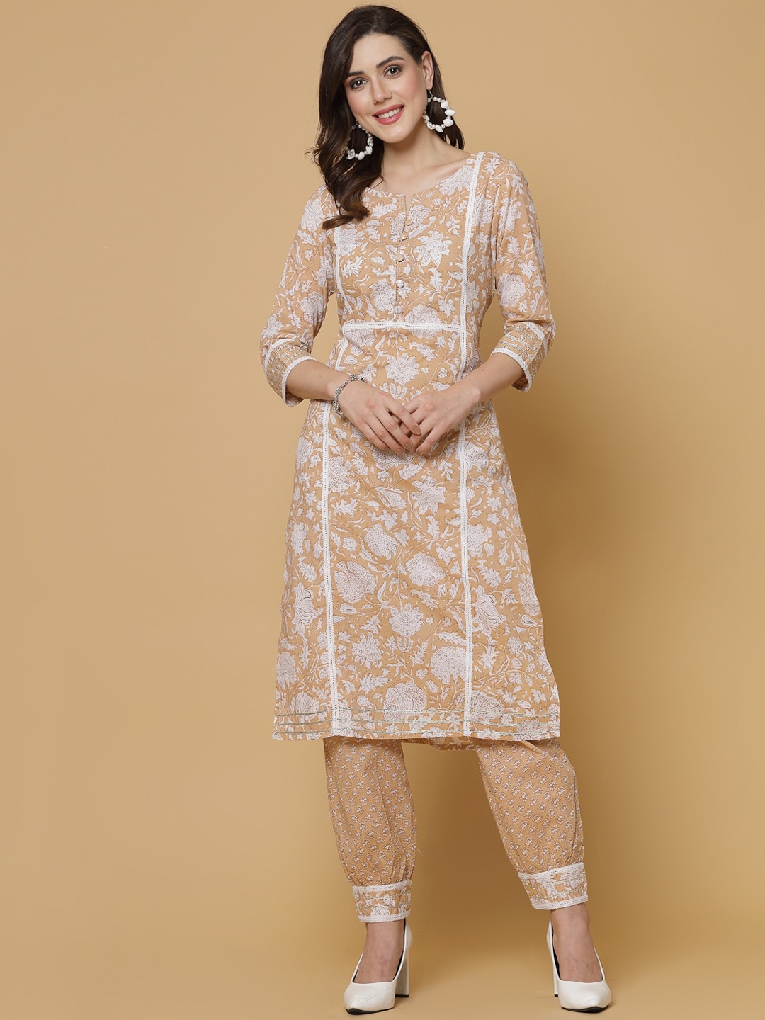 

NEW STYLISH Floral Printed Gotta Patti Straight Kurta with Trousers, Cream