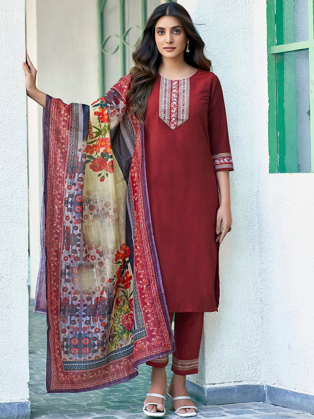 

SKYLEE Floral Printed Regular Kurta with Trousers & Dupatta, Maroon