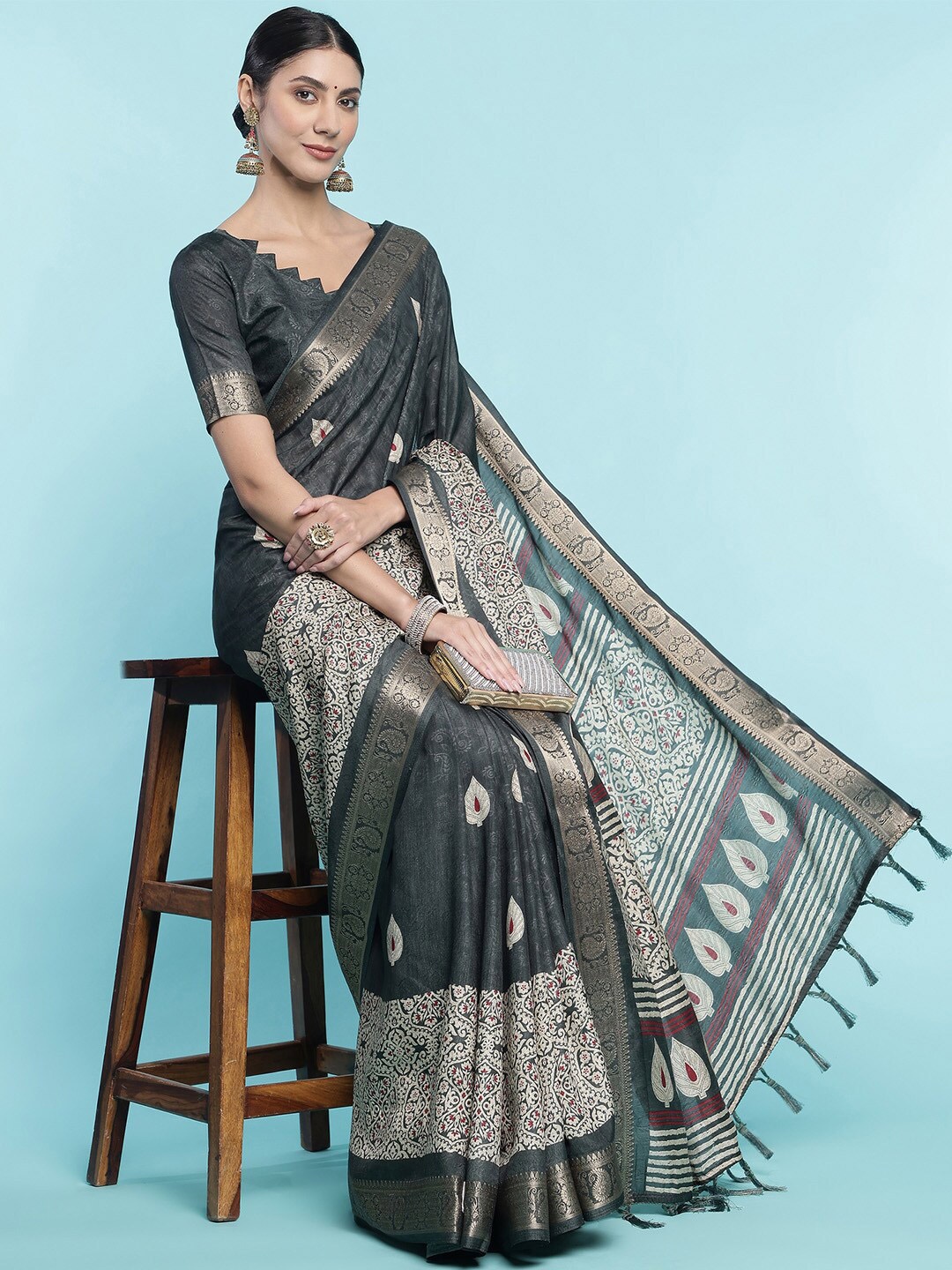 

Ishin Ethnic Motifs Zari Silk Blend Saree, Grey