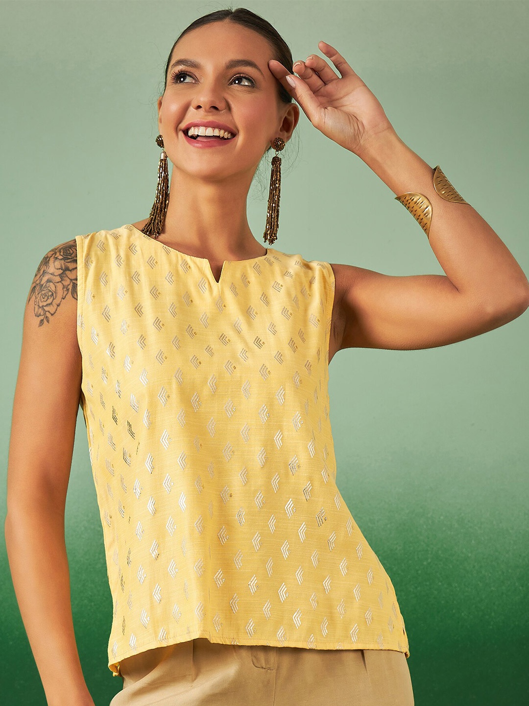 

Sangria Geometric Printed Notch Neck Sleeveless Tops, Yellow