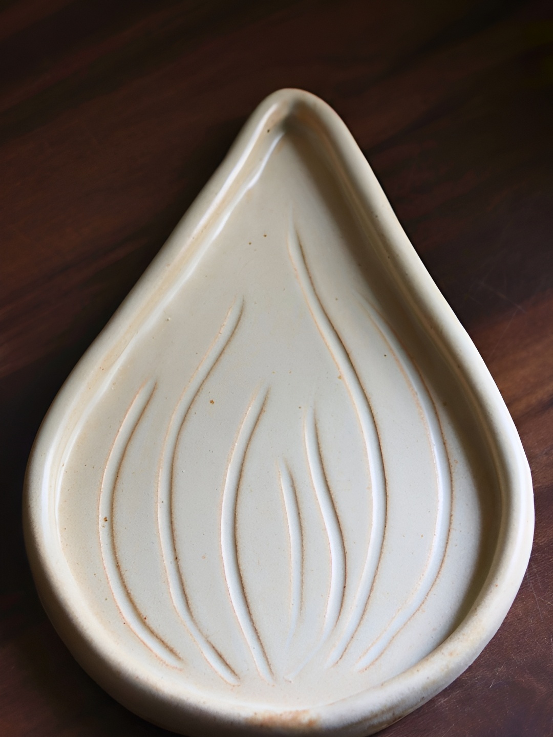 

WEAVING HOMES White Dishwasher Safe Ceramic Garlic Bud Plate