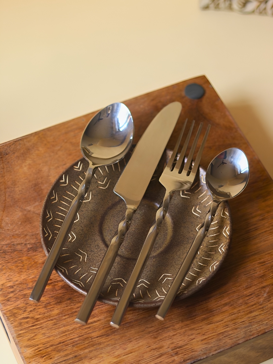 

WEAVING HOMES 4 Pieces Twisted Cutlery Set, Silver