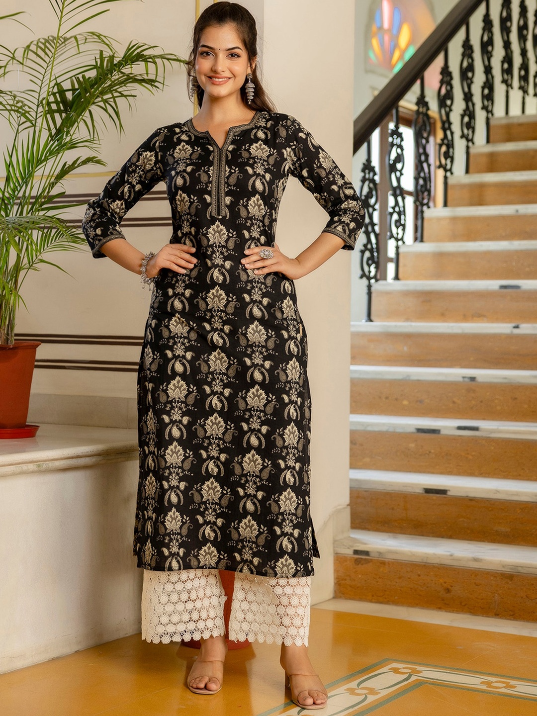 

Nayo Notch Neck Ethnic Motifs Printed Straight Cotton Kurta, Black