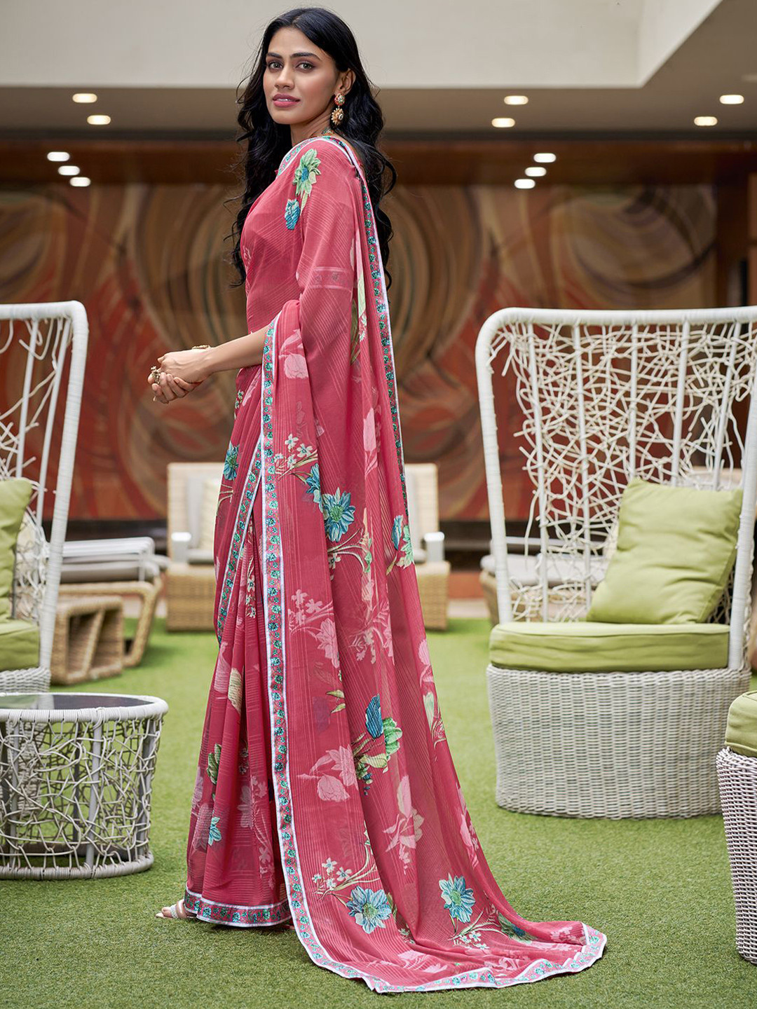 

Mitera Floral Pure Georgette Saree, Pink