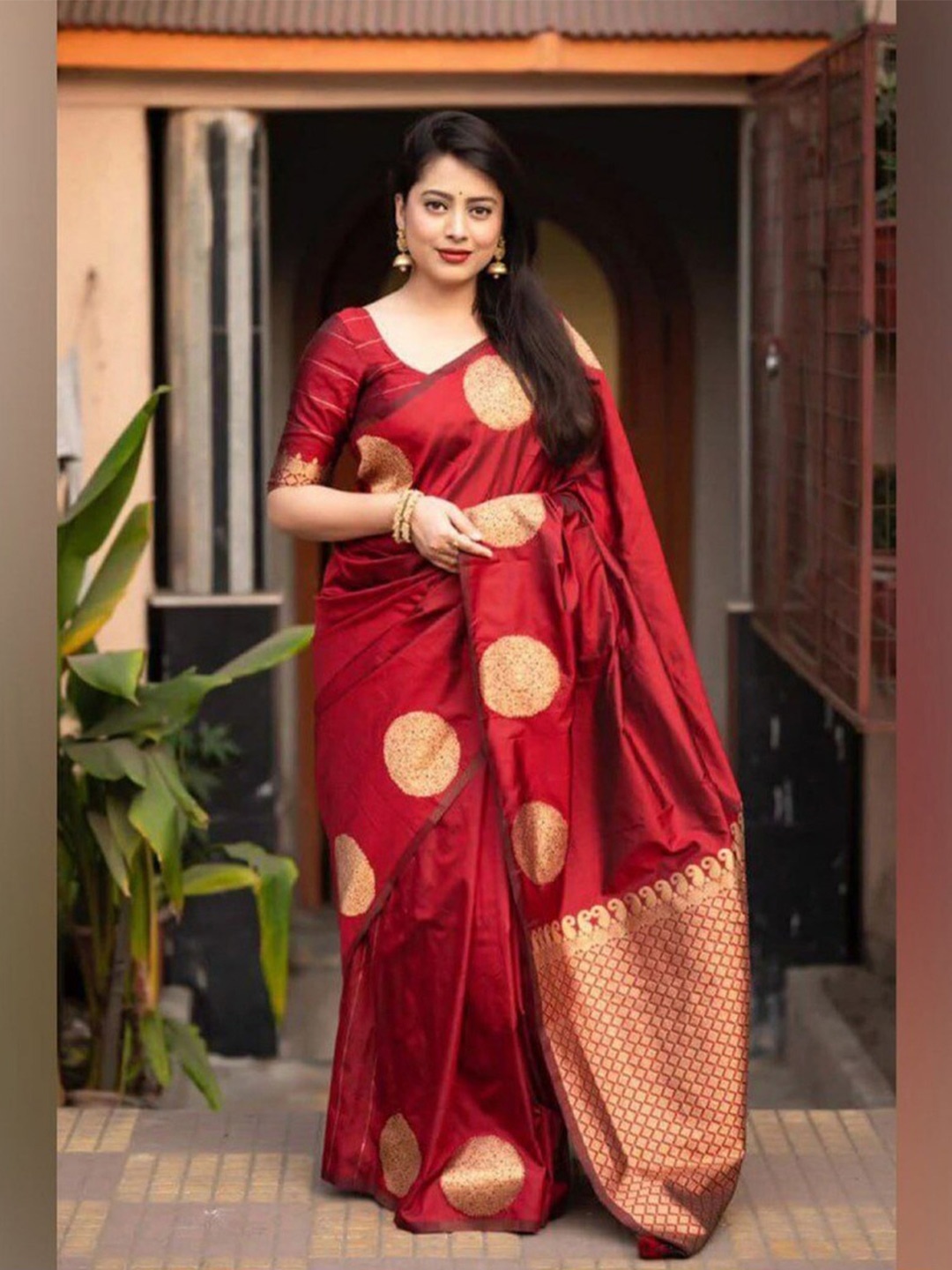 

ESOMIC EXPORT Woven Design Zari Art Silk Banarasi Saree, Maroon