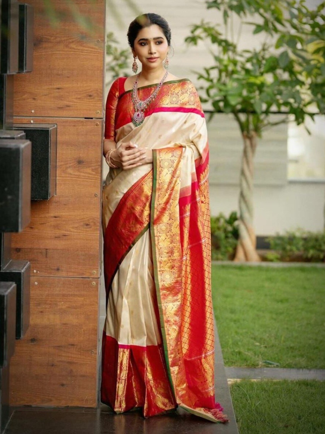 

ESOMIC EXPORT Zari Art Silk Banarasi Saree, Off white