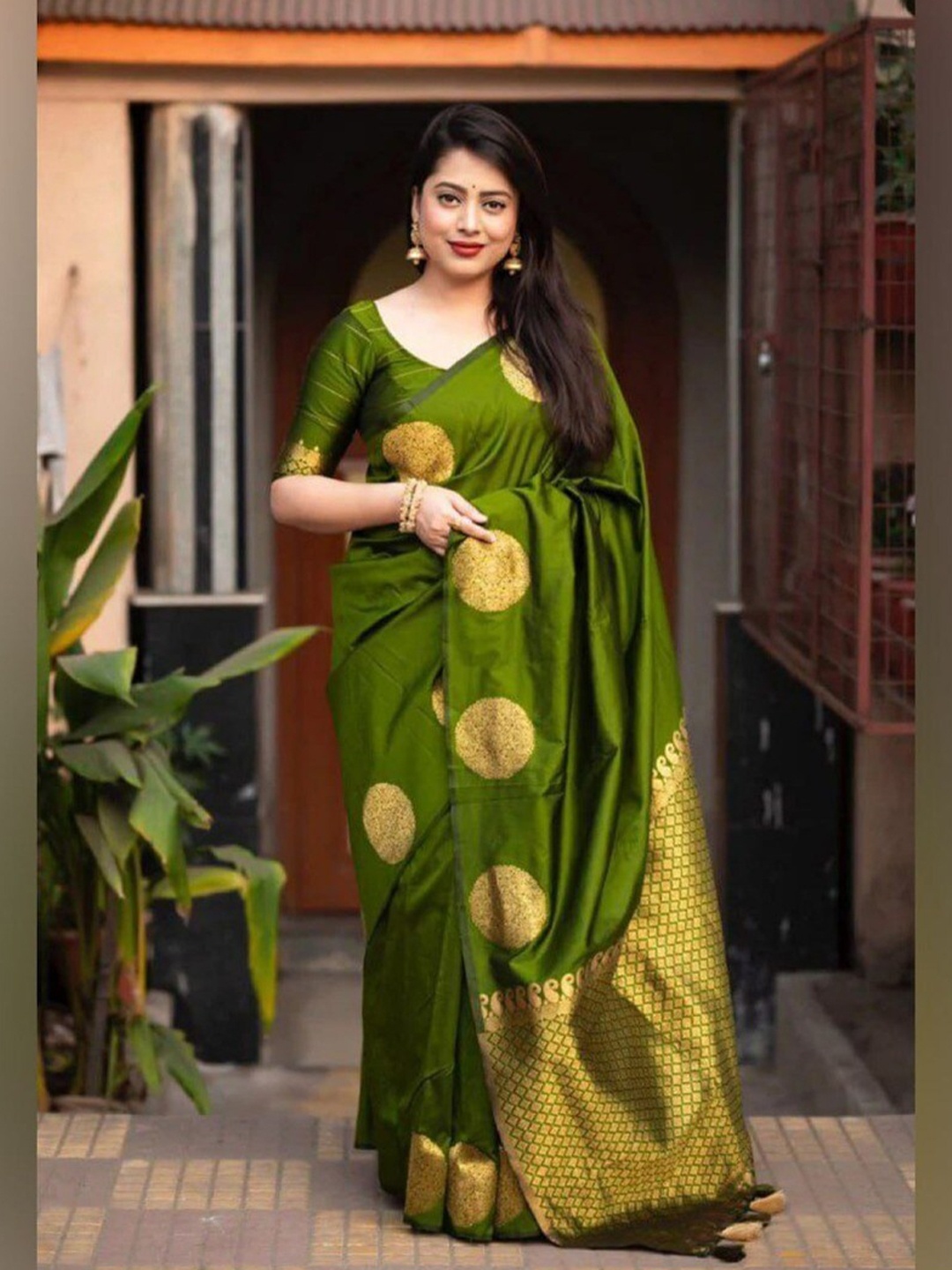 

ESOMIC EXPORT Woven Design Zari Art Silk Saree, Olive