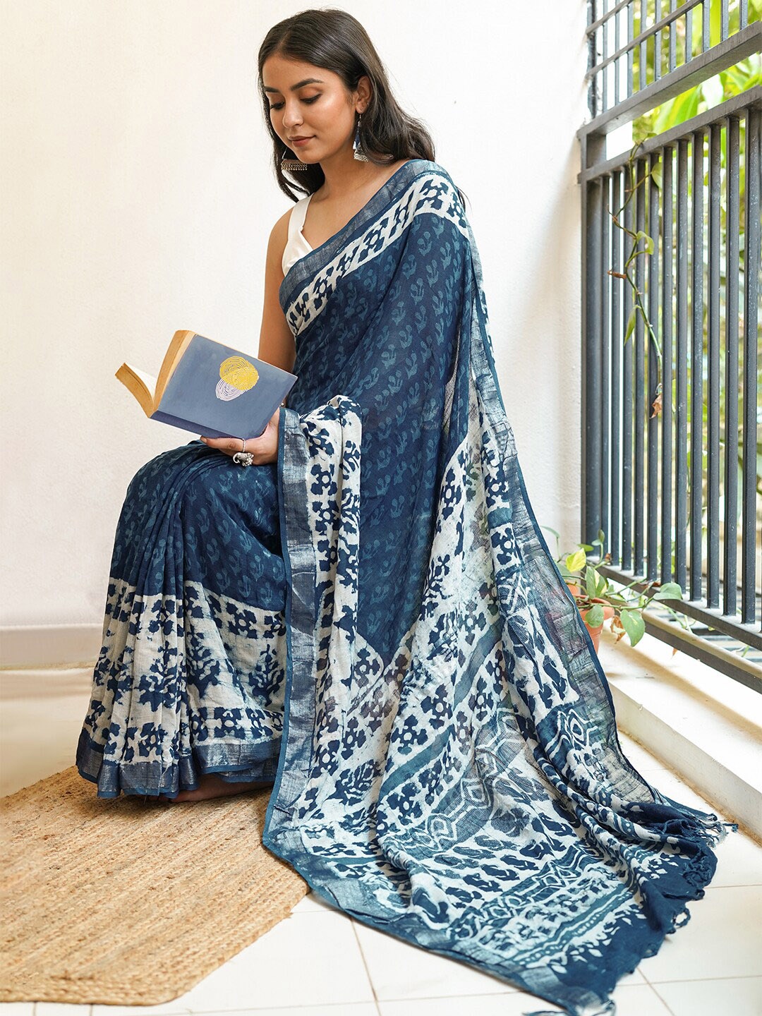 

TEEJH Dabu Linen Blend Block Print Saree, Blue