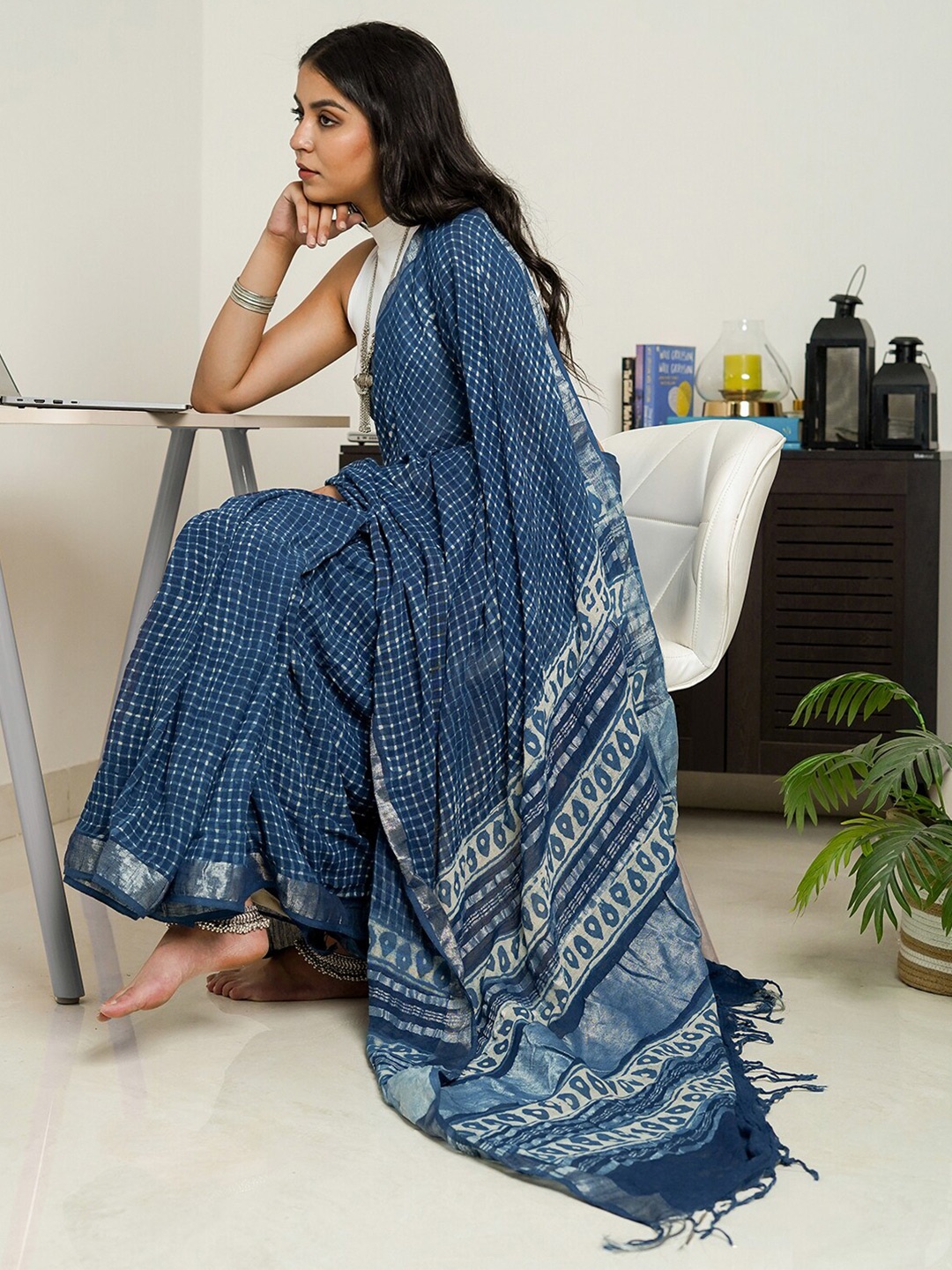 

TEEJH Floral Zari Linen Blend Block Print Saree, Blue