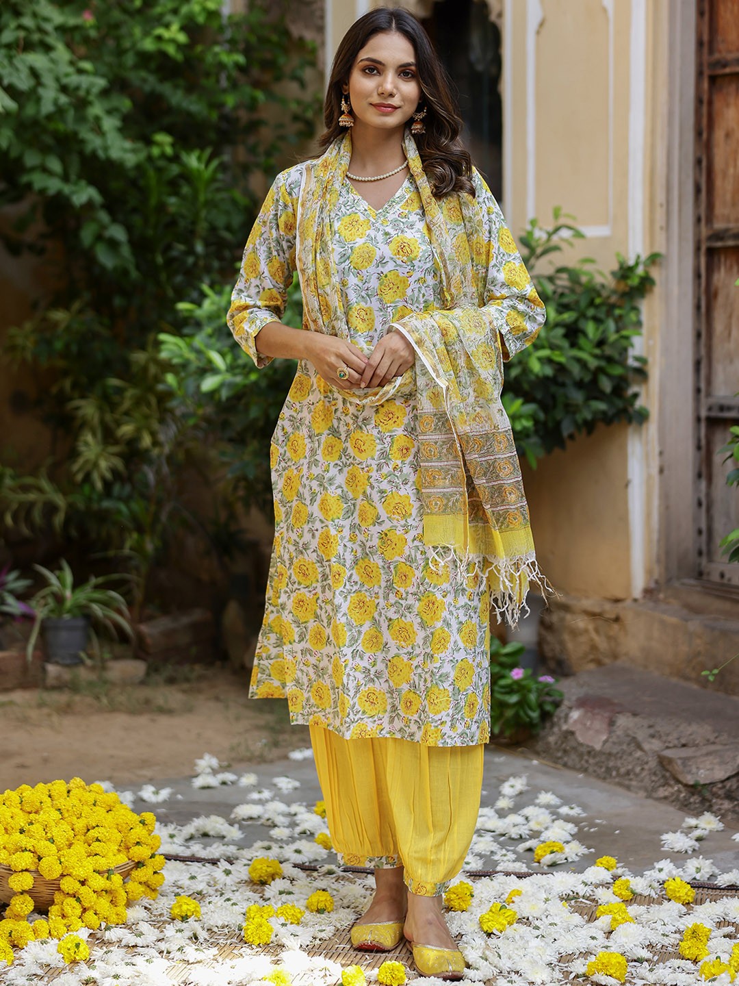 

KALINI Floral Printed Regular Straight Kurta With Salwar & Dupatta, White
