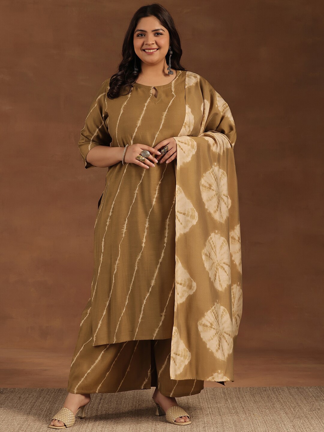 

EXTRA LOVE BY LIBAS Plus Size Tie And Dyed Straight Kurta With Palazzos & Dupatta, Olive