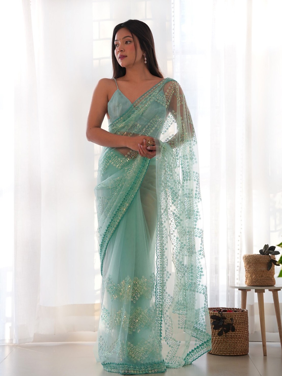 

Munir Floral Sequinned Art Silk Saree, Sea green