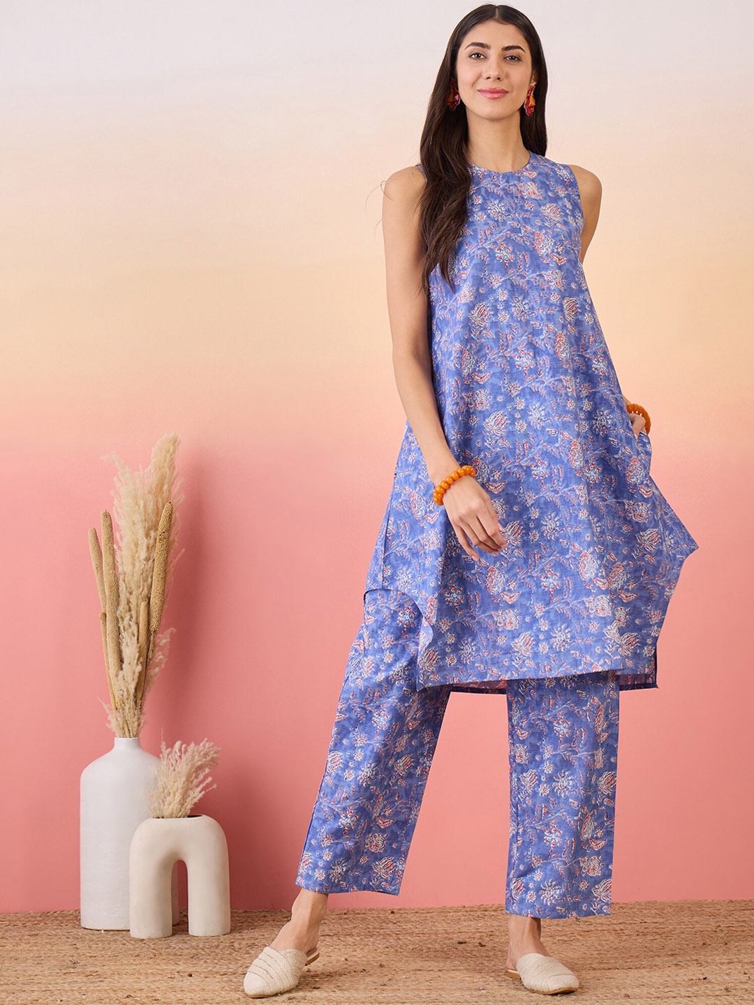 

InWeave Floral Printed Round Neck Sleeveless Pure Cotton Kurta with Trousers, Blue