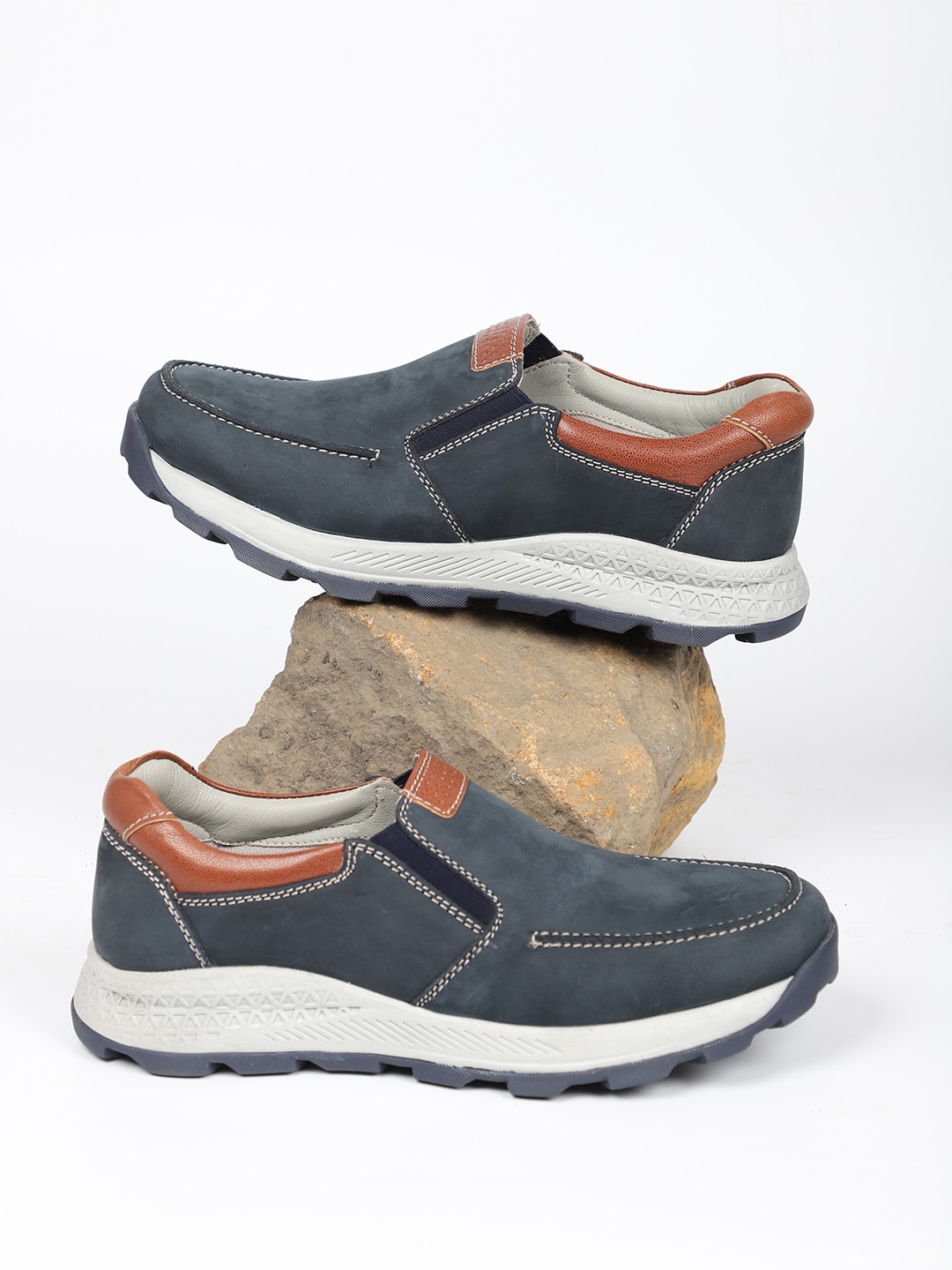 

ATESBER by Inc.5 Men Colourblocked Nubuck Slip-On Sneakers, Navy blue
