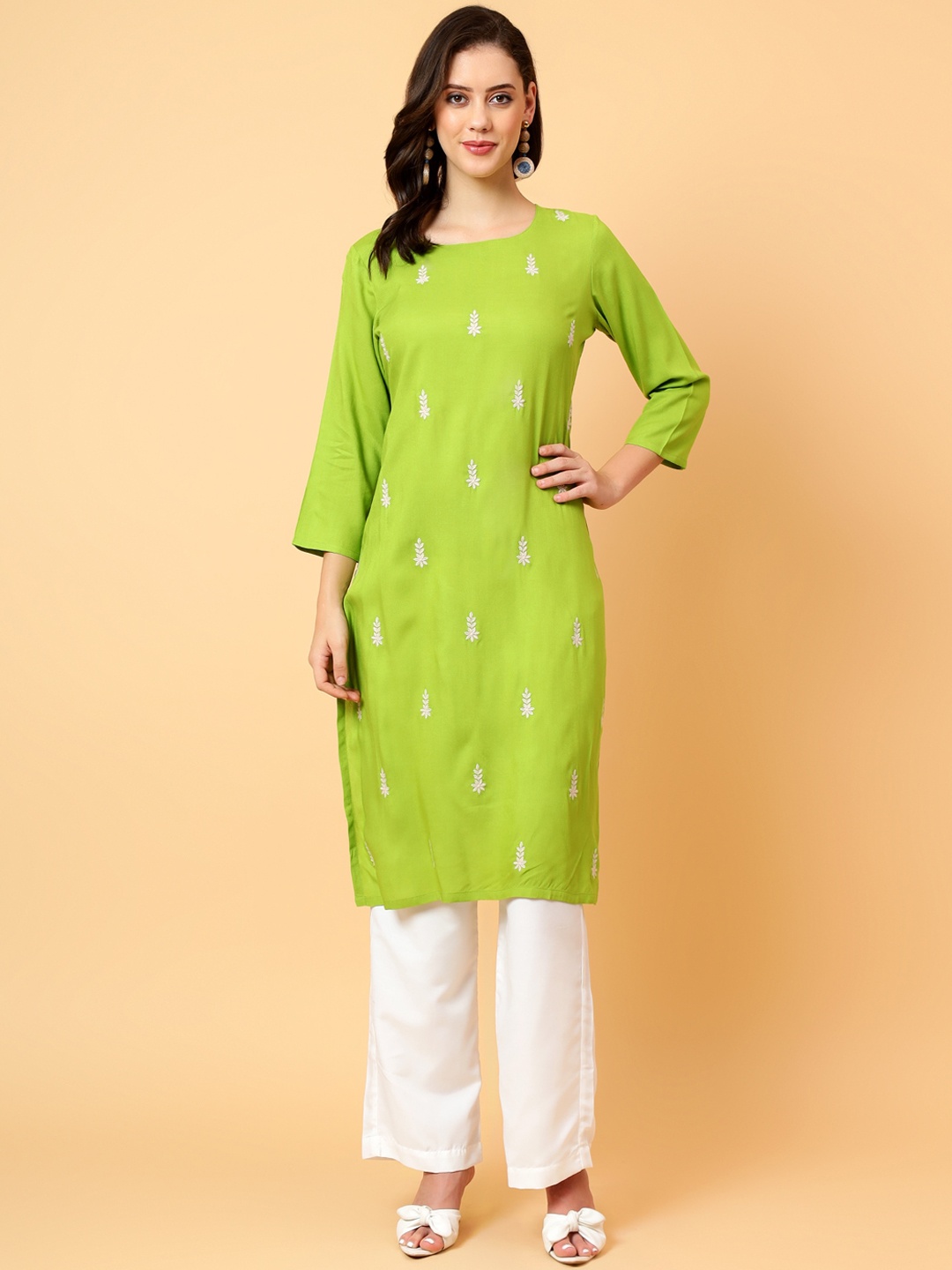 

Bani Women Floral Embroidered Round Neck Thread Work Liva Straight Kurta, Green