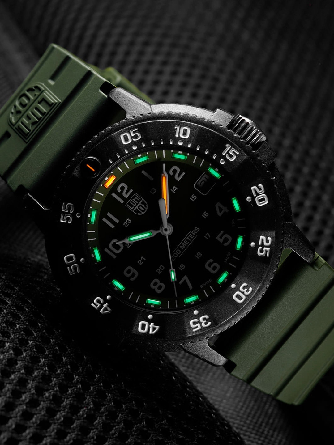 

Luminox Men Embellished Dial & Bracelet Style Straps Analogue Watch XS.3013.EVO.S, Green