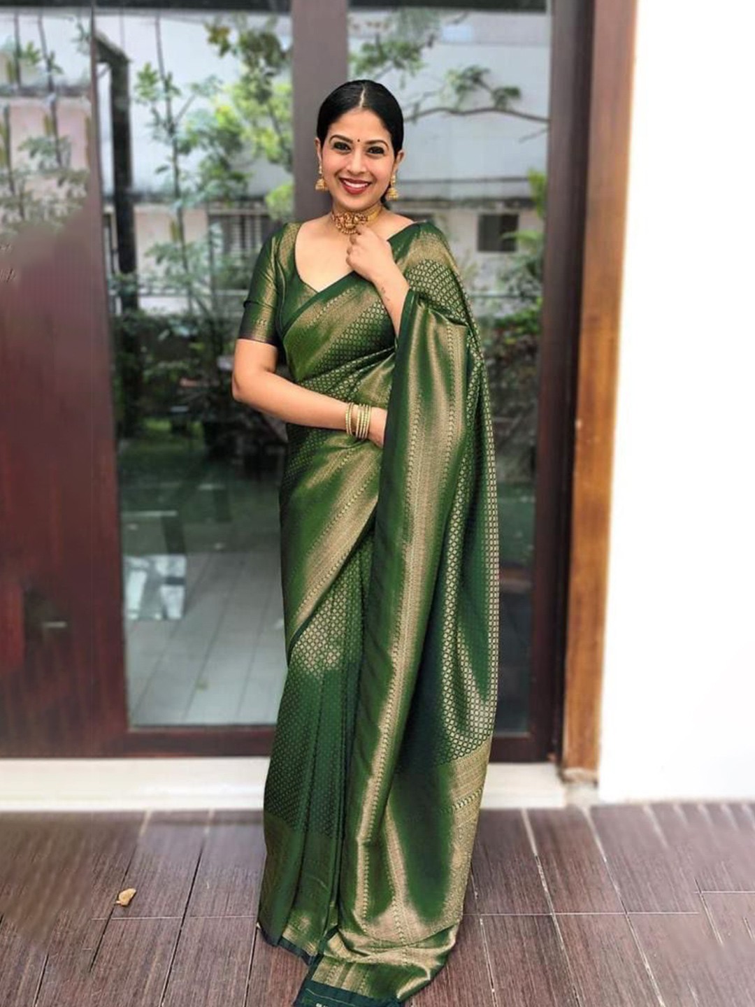 

AADVIKA Woven Design Zari Art Silk Banarasi Saree, Green