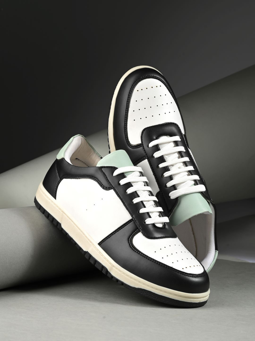 

The Roadster Lifestyle Co. Men Black Colourblocked Round Toe Lightweight Sneakers